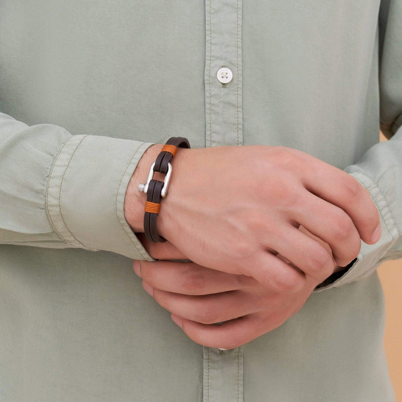 Bracelet homme en cuir marron avec mousqueton en acier inoxydable, style Fernando, porté au poignet.