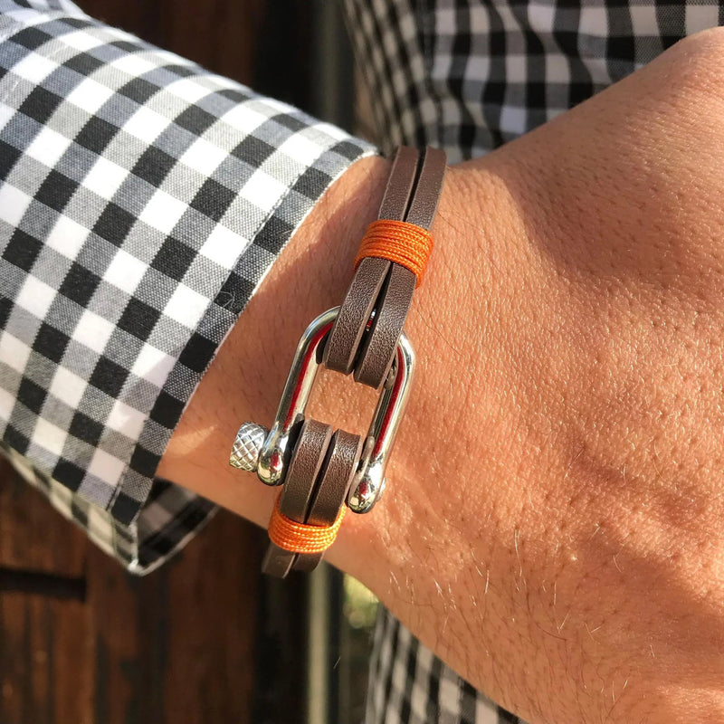 Bracelet homme en cuir marron avec mousqueton en acier inoxydable et détails orange.