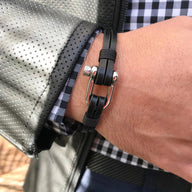 Bracelet homme en cuir noir avec fermoir mousqueton en acier inoxydable, modèle Fernando.