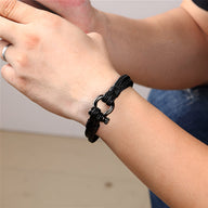 Bracelet homme noir en cuir tressé avec fermoir mousqueton en acier inoxydable.