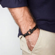 Bracelet homme noir en cuir tressé avec mousqueton en acier inoxydable mat.