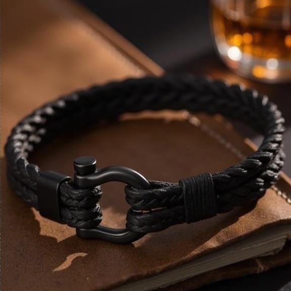 Bracelet pour homme en cuir noir tressé avec fermoir mousqueton en acier inoxydable mat.