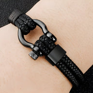 Bracelet homme noir en cuir tressé avec fermoir mousqueton en acier inoxydable mat.