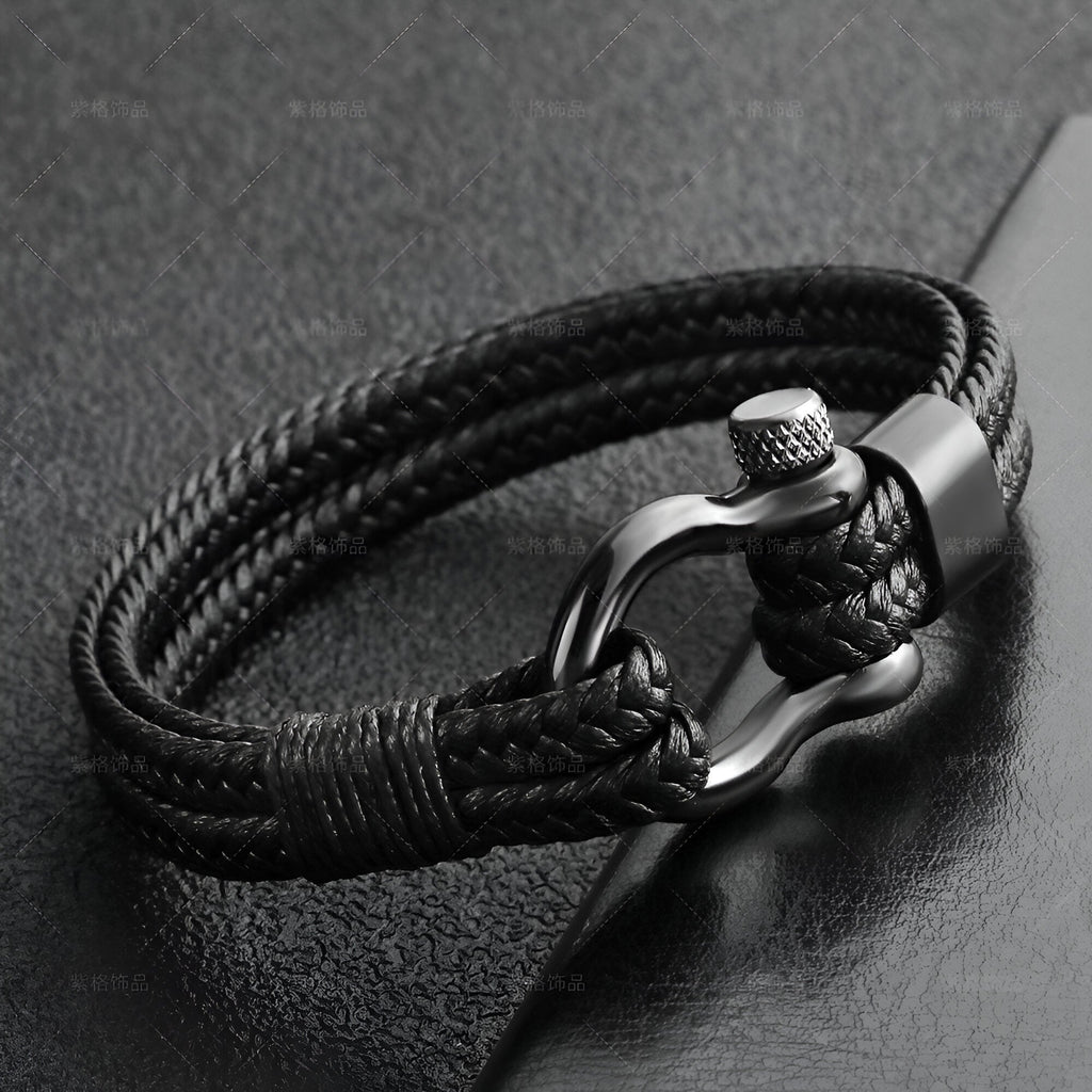 Bracelet homme noir en cuir tressé avec mousqueton en acier inoxydable finition mate.
