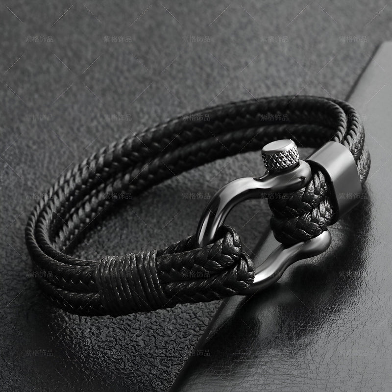 Bracelet homme noir en cuir tressé avec mousqueton en acier inoxydable finition mate.