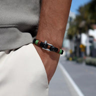 Bracelet homme en cuir tricolore noir, vert et marron avec mousqueton en acier inoxydable noir.