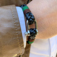 Bracelet homme cuir noir tressé avec détails verts et fermoir mousqueton acier inoxydable doré.