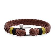 Bracelet homme en cuir marron tressé avec fermeture mousqueton en acier inoxydable et détails jaunes et noirs.