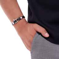 Bracelet homme noir en cuir microfibre avec mousqueton en acier inoxydable, modèle Yari.
