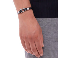 Bracelet homme noir en cuir microfibre avec mousqueton en acier inoxydable porté au poignet.