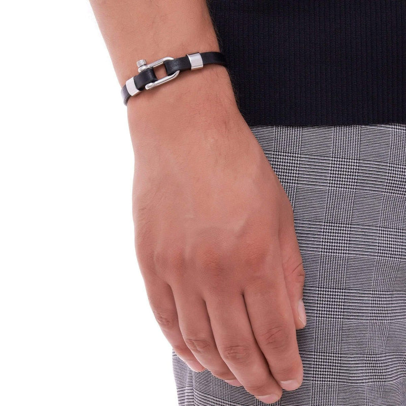 Bracelet homme noir en cuir microfibre avec mousqueton en acier inoxydable porté au poignet.