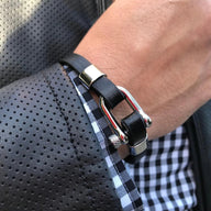 Bracelet pour homme en cuir microfibre noir avec mousqueton en acier inoxydable brillant.