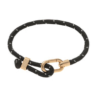Bracelet noir en nylon avec mousqueton et détail en acier inoxydable doré.