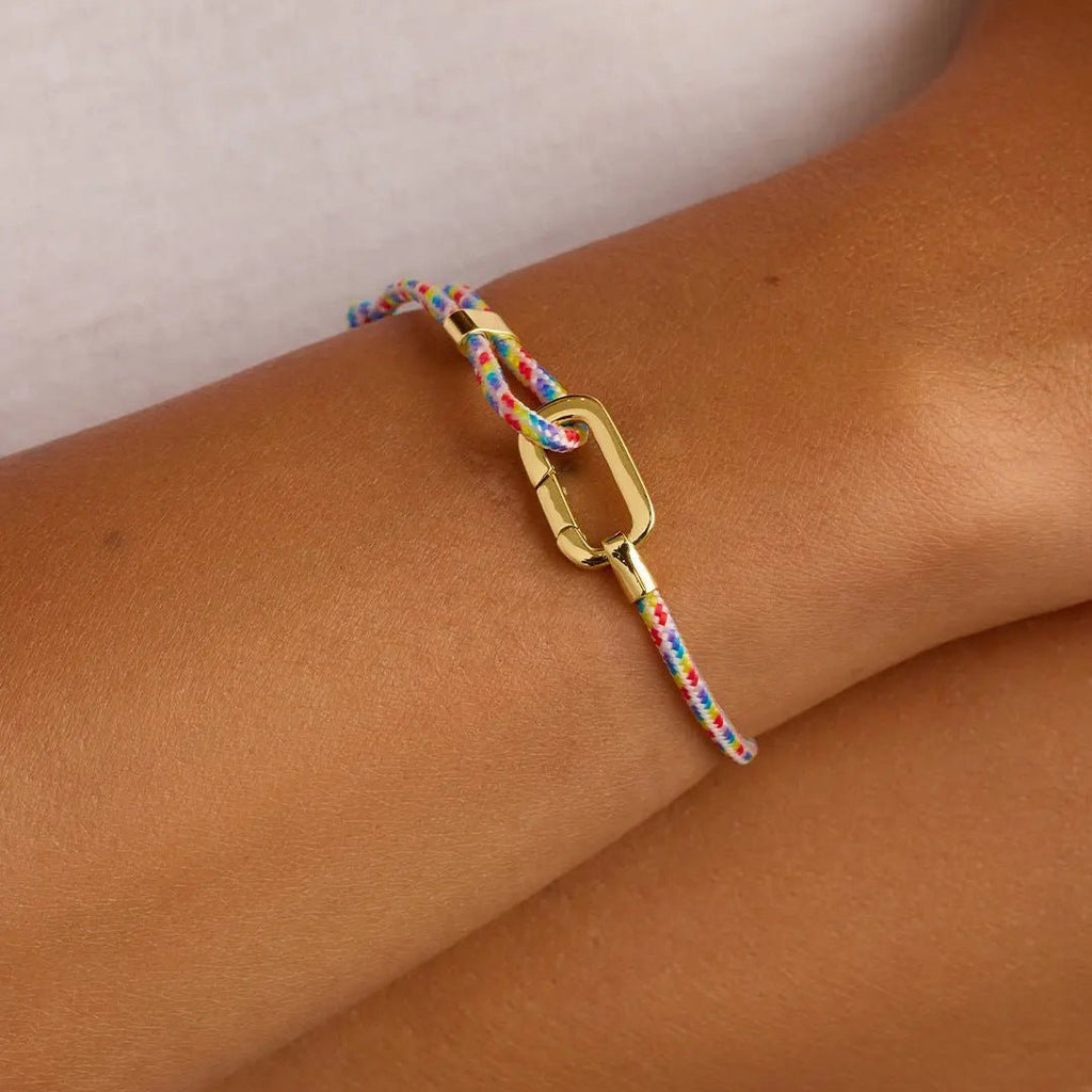 Bracelet ajustable en nylon multicolore avec fermoir mousqueton en acier doré.