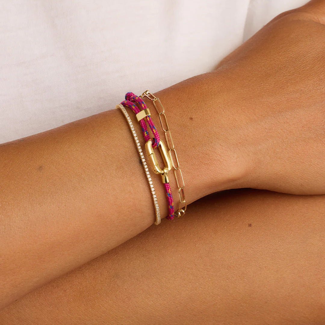 Bracelet mousqueton ajustable en nylon rose vif et acier inoxydable doré, style superposé tendance.