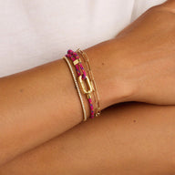 Bracelet mousqueton ajustable en nylon rose vif et acier inoxydable doré, style superposé tendance.