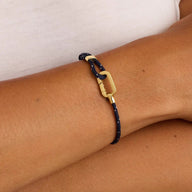 Bracelet ajustable noir en nylon avec mousqueton doré en acier inoxydable, modèle Halsey.