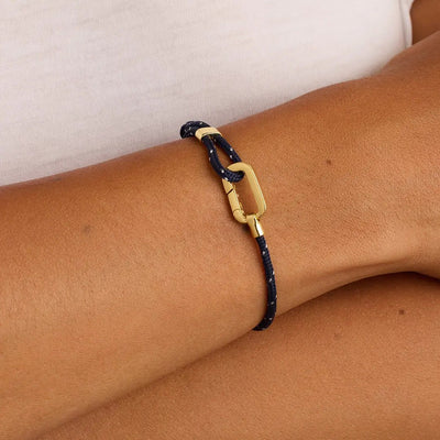 Bracelet ajustable noir en nylon avec mousqueton doré en acier inoxydable, modèle Halsey.