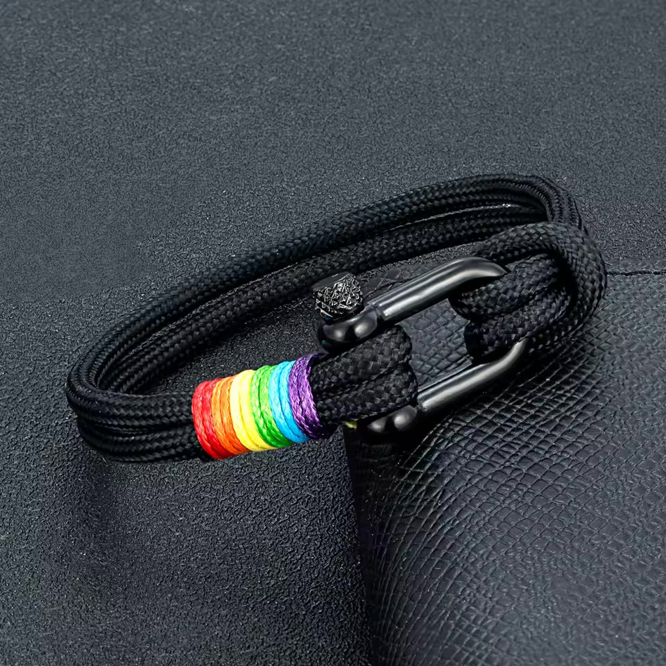 Bracelet noir en nylon avec mousqueton acier inoxydable et fil ciré arc-en-ciel.
