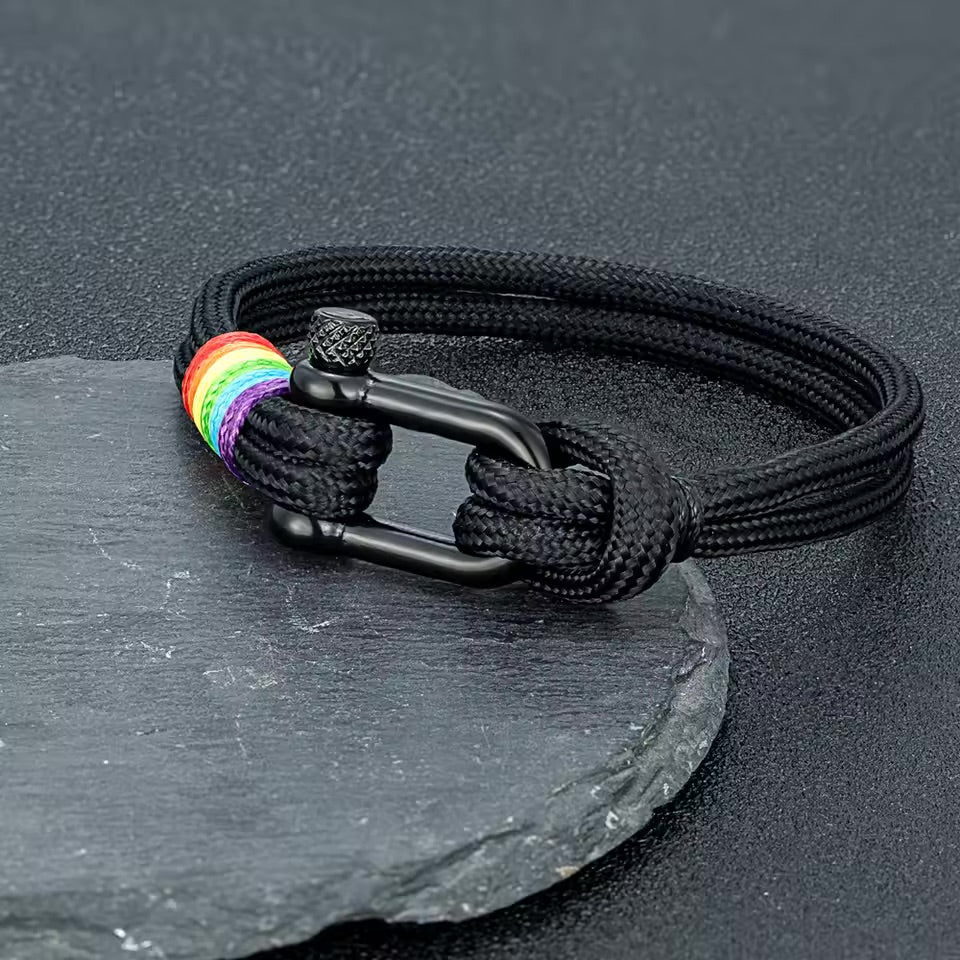 Bracelet noir en nylon avec mousqueton acier inoxydable et fil ciré arc-en-ciel modèle Laty.