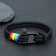Bracelet mousqueton noir en nylon avec fil ciré arc-en-ciel et acier inoxydable mat.