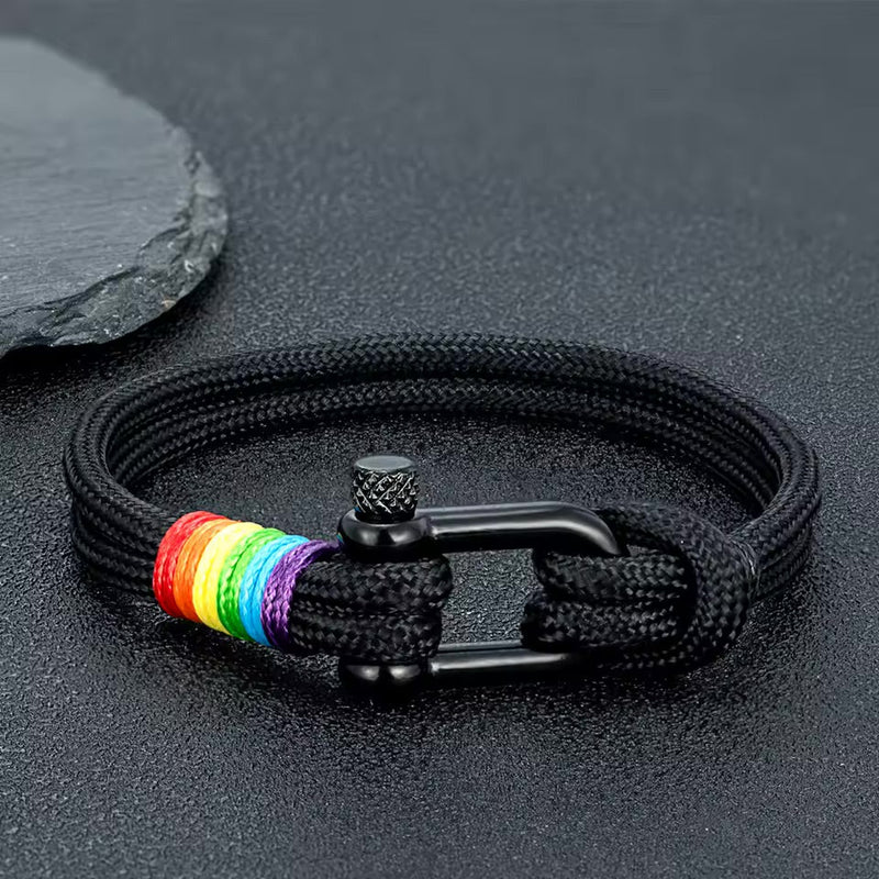 Bracelet mousqueton noir en nylon avec fil ciré arc-en-ciel et acier inoxydable mat.