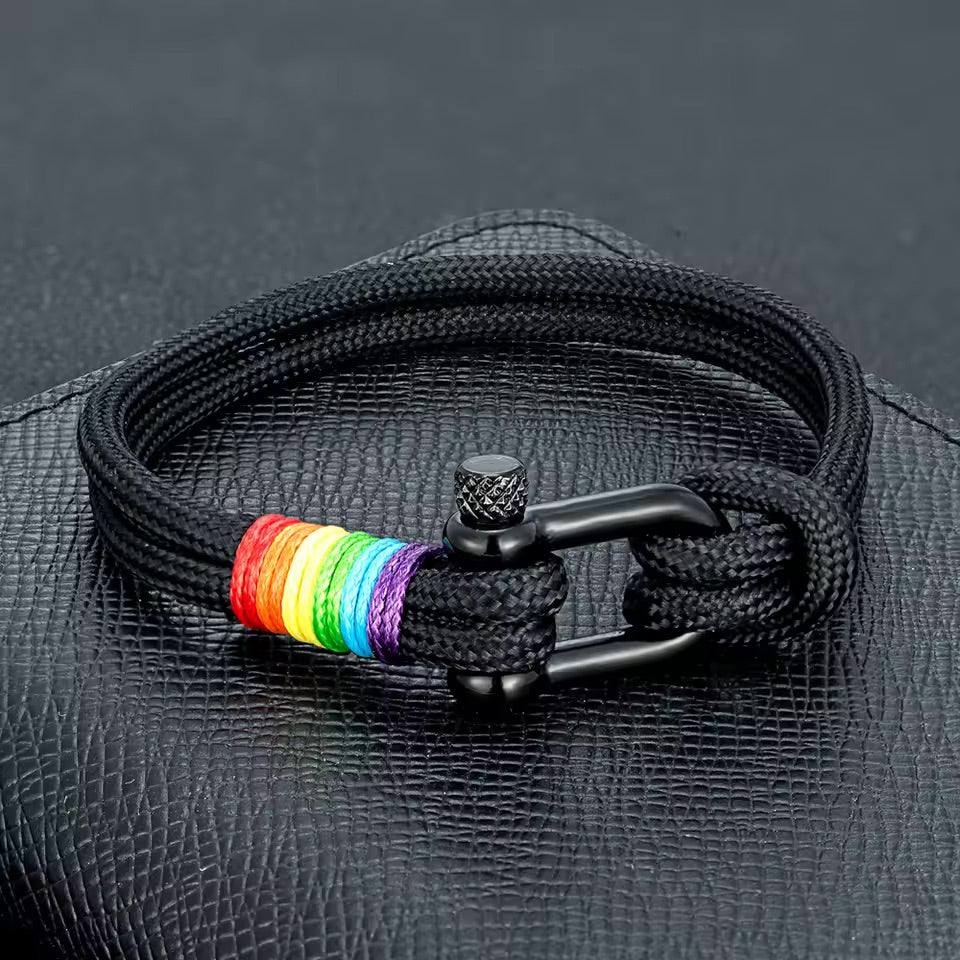 Bracelet noir en nylon avec mousqueton en acier inoxydable et fil ciré arc-en-ciel design Laty.