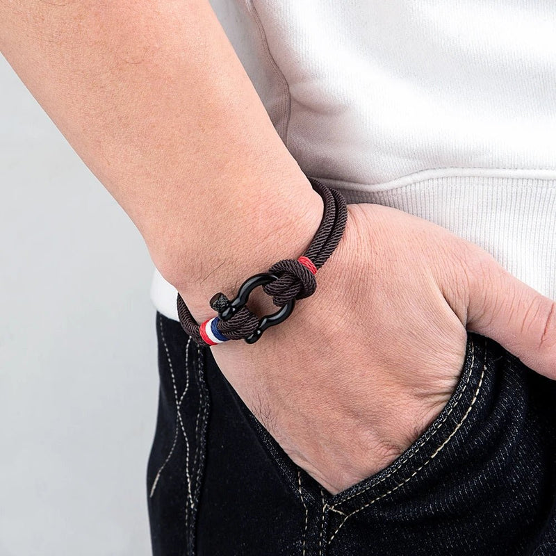 Bracelet pour homme en fil ciré bleu blanc rouge avec mousqueton noir en acier inoxydable.