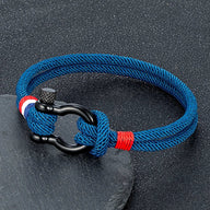 Bracelet homme en fil ciré bleu marine, blanc, rouge, mousqueton acier noir, style nautique.