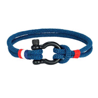 Bracelet pour homme en fil ciré bleu, blanc et rouge avec mousqueton noir en acier inoxydable.