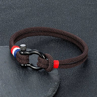 Bracelet homme en nylon marron avec fil ciré rouge, blanc et bleu, fermoir mousqueton noir en acier inoxydable.