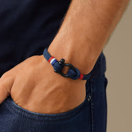 Bracelet homme en nylon bleu marine, blanc et rouge avec mousqueton noir mat, style fil ciré.