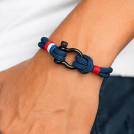 Bracelet homme en nylon bleu marine avec fil ciré rouge et blanc, fermoir mousqueton noir en acier inoxydable.