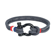 Bracelet homme en nylon bleu marine avec mousqueton en acier inoxydable noir et détail fil rouge et blanc.