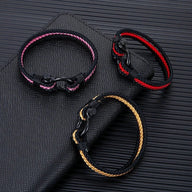 Bracelet mousqueton triple cordon en nylon noir et rose, acier inoxydable noir, design robuste et moderne.