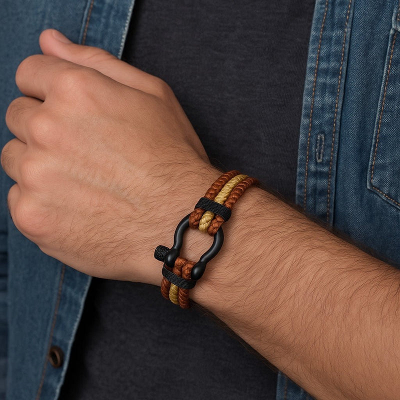 Bracelet triple cordon nylon marron et jaune avec mousqueton en acier noir porté au poignet.