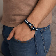 Bracelet triple cordon bleu marine et blanc en nylon avec fermoir mousqueton en acier inoxydable.