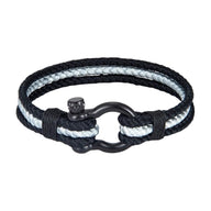 Bracelet triple cordon bleu marine et blanc en nylon avec mousqueton acier inoxydable noir.