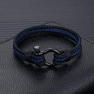 Bracelet triple cordon bleu marine et noir en nylon avec mousqueton en acier noir mat.