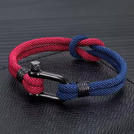 Bracelet pour homme en nylon rouge et bleu marine avec fermoir mousqueton noir en acier inoxydable.