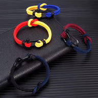 Lot de quatre bracelets en nylon et acier inoxydable, couleurs bleu marine, jaune, rouge, bordeaux et noir, fermoirs à.