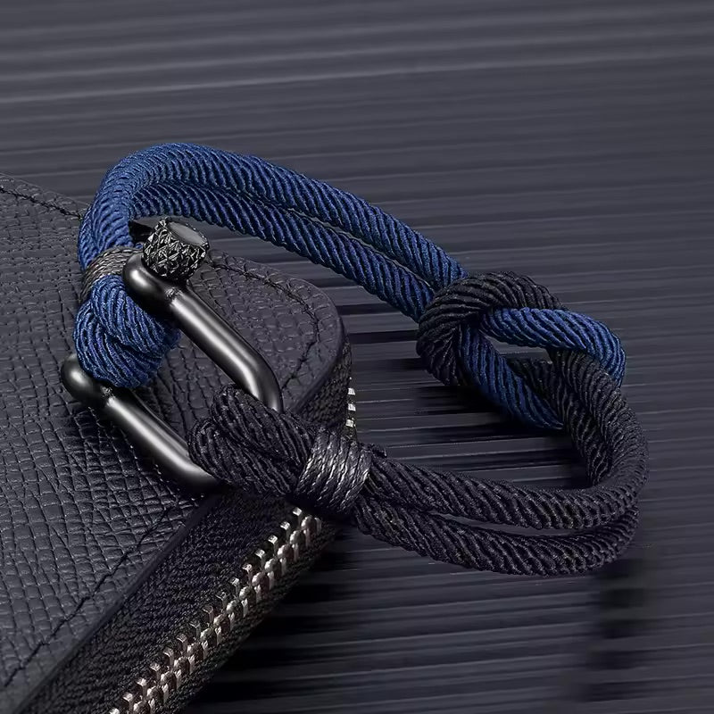 Bracelet homme en nylon bleu marine et noir avec fermoir mousqueton en acier inoxydable.