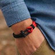 Bracelet homme en nylon rouge et noir avec fermoir mousqueton en acier noir mat.