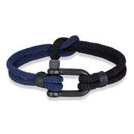 Bracelet homme en nylon noir et bleu marine avec fermoir manille en acier inoxydable et nœud décoratif.