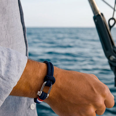 Bracelet mousqueton tricolore bleu marine avec fermoir manille argenté, style nautique.