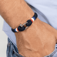 Bracelet marine en coton avec mousqueton acier inoxydable et détail drapeau français.