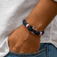 Bracelet homme marine en coton tressé avec mousqueton acier inoxydable et détails tricolores.