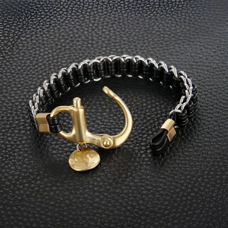 Bracelet homme cuir noir tressé avec fermoir mousqueton en acier inox doré et pendentif rond.