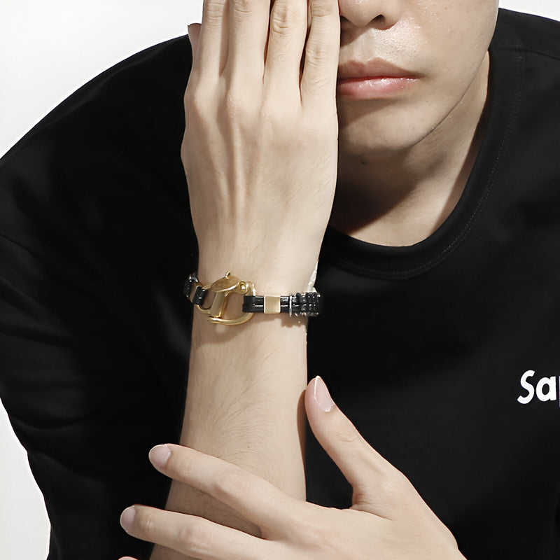 Bracelet homme en cuir tressé noir avec mousqueton acier inox doré, style anneau.