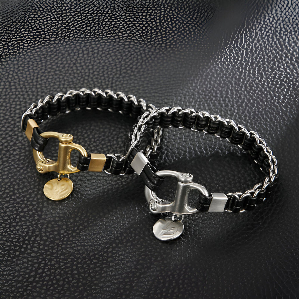 Bracelet pour homme en cuir noir tressé avec fermoir mousqueton en acier inoxydable doré et médaille ronde.